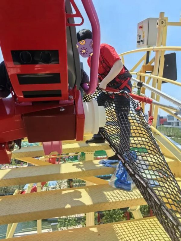 九融配资 排队1小时才坐上，结果烈日下被困空中近1小时！上海知名乐园突发