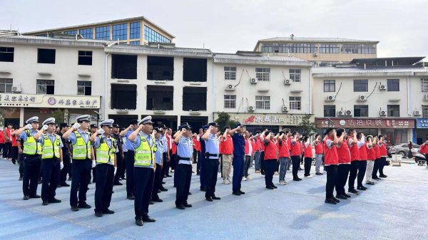 交易鑫优配 阳新仙岛碧水畔，那一抹温暖“志愿红”点亮国庆假期
